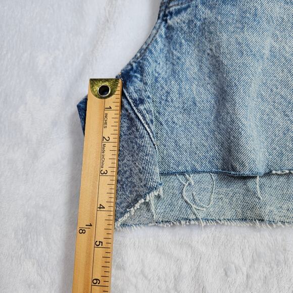 New Express Boyfriend Midi Mid Rise Distressed Drop Hem Denim Shorts Size 4 - Picture 11 of 16